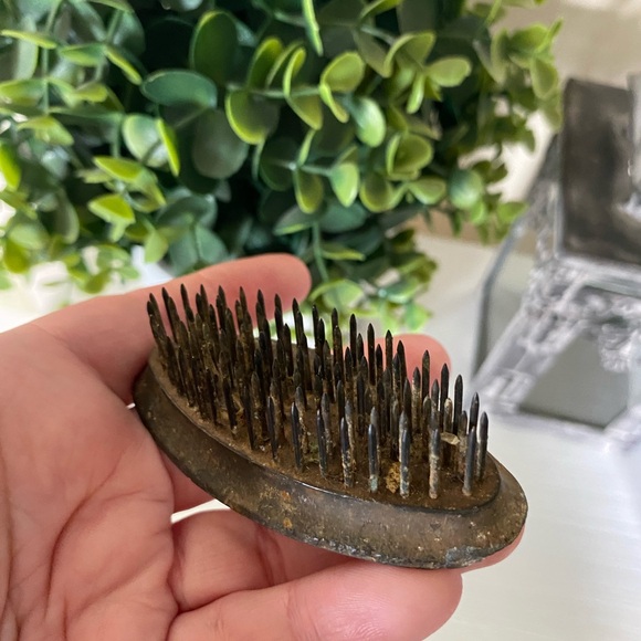 Vintage heavy Oval Cast Metal Spike Flower Frog Display 3 1/8" x 1 7/8" - Picture 5 of 6